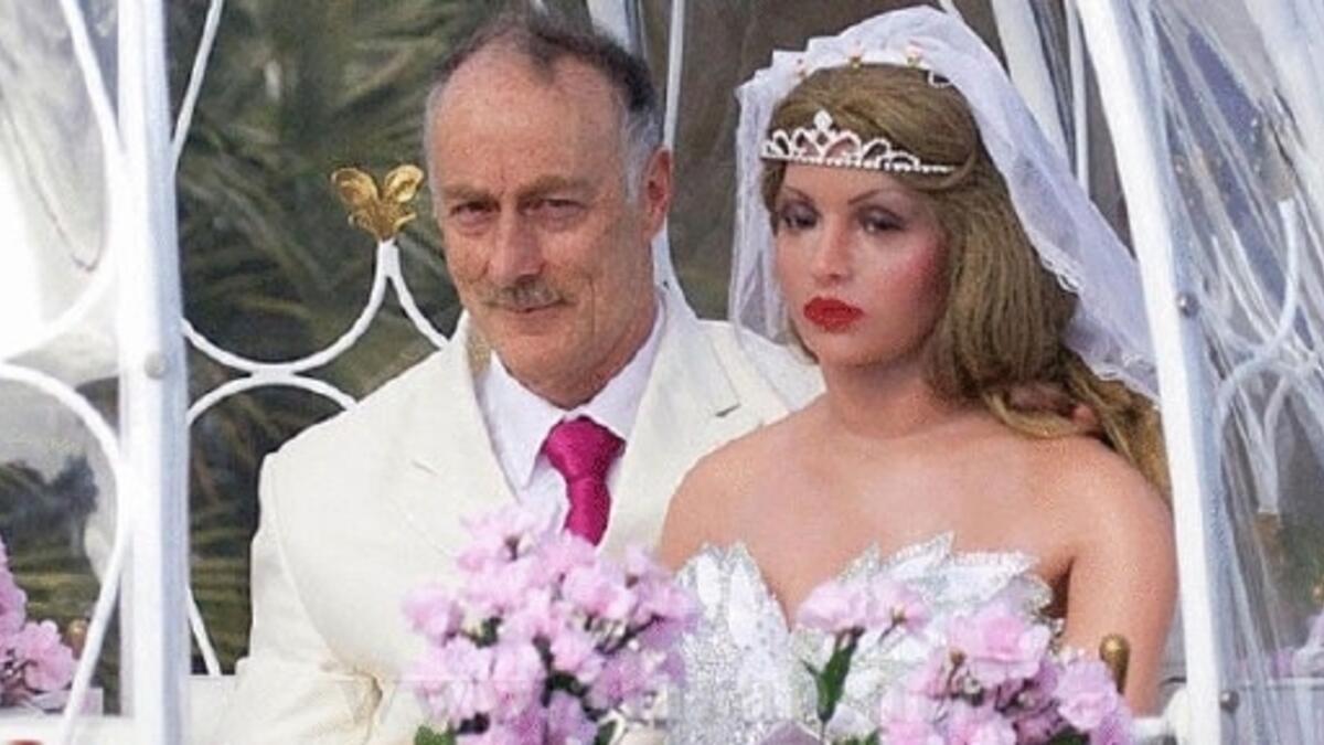 قرر البريطانى إيفرارد كنيون (55 عامًا) أن الدمى ستكون سهلة المعاشرة أكثر من أي امرأة حقيقة، ولذلك اتخذ لنفسه زوجة بلاستيكية