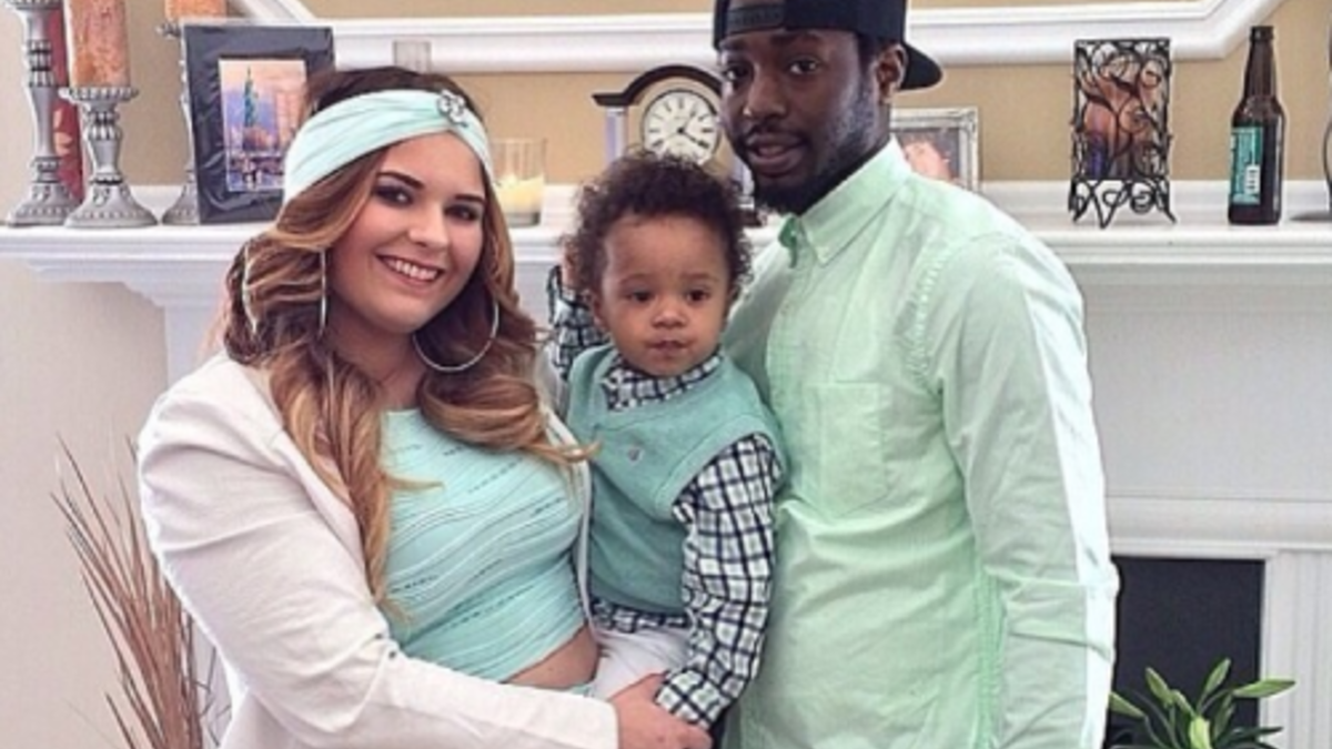 زوجين لديهم طفل يمتلك ملامح والده بلون أفتح وتفاصيل أصغر مع شعر مجعد بنعومة كما الأم