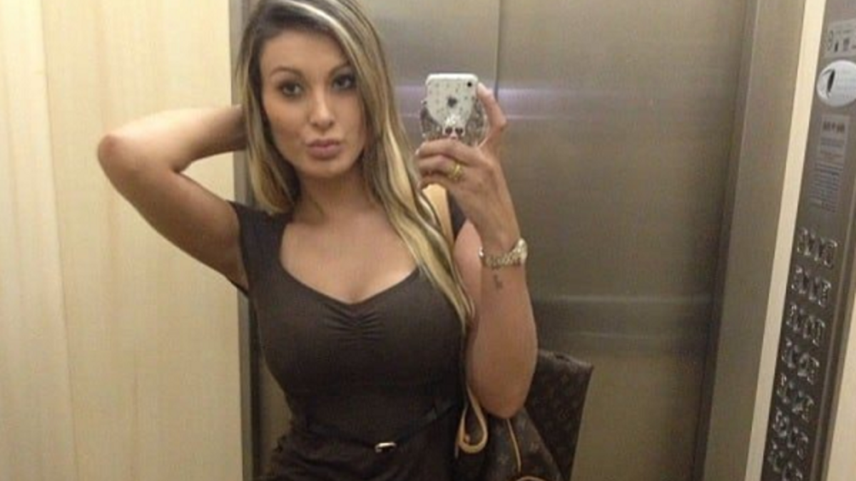 أندريس أوراش: يمكن اعتبار أن علاقتهما كانت الأسوأ خاصة بعد أن اقتحمت تدريبات المنتخب البرتغالي في نهائيات كأس العالم بالبرازيل 2014 شبه عارية لتتمنى التوفيق لنجمها المفضل وليشاهد مفاتنها عله يقيم علاقة معها.