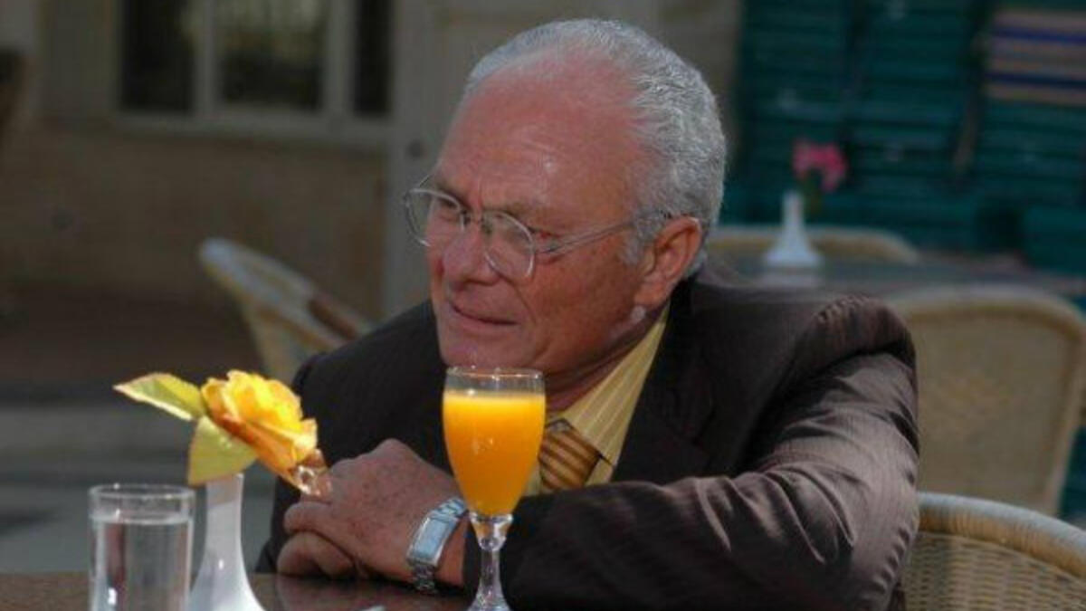 شهر يونيو الماضي، انتشر خبرًا يُفيد بوفاة الفنان يوسف فوزي، بعد صراعه مع المرض، حتى خرج الفنان عمرو عبدالعزيز، ينفي الخبر عبر حسابه الشخصي على موقع التواصل الاجتماعي.