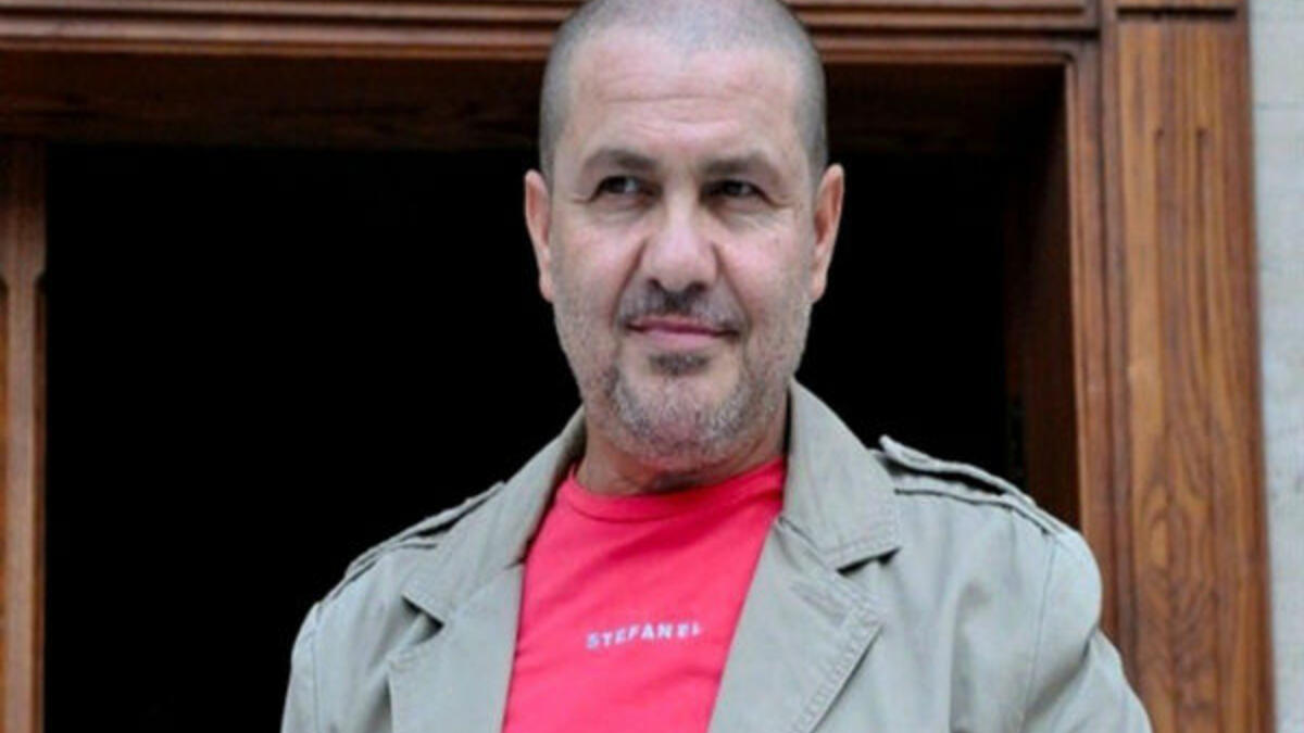 الراحل نضال سيجري: عانى من ورم سرطاني في الحنجرة ما اضطره لاستئصالها وفقد معه صوتها، ولقّبه محبيه وبعض النقاد بـ"تشارلي تشابلن" العرب عن شخصية "أسعد خرشوف" في مسلسل ضيعة ضايعة، حتى وافته المنية عام 2013.