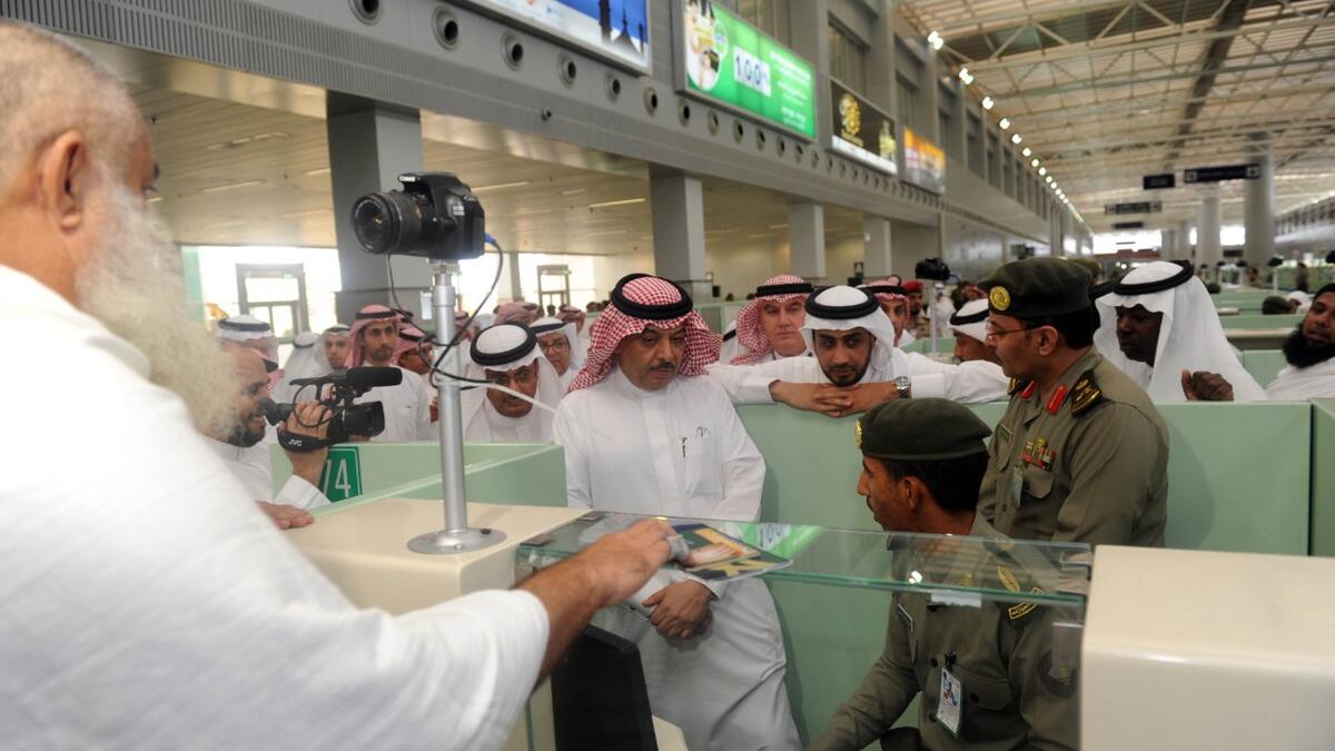 مطار الملك عبد العزيز الدولي: يتم فتحه فقط لـ 6 أسابيع  خلال موسم الحج، تقدر الطاقة الاستيعابية لمجموع صالات الحج والعمرة في أوقات الذروة بـ 3800 حاج في الساعة، كما تتسع ساحة وقوف الطائرات رقم 6 و7 لـ 47 طائرة في وقت واحد.