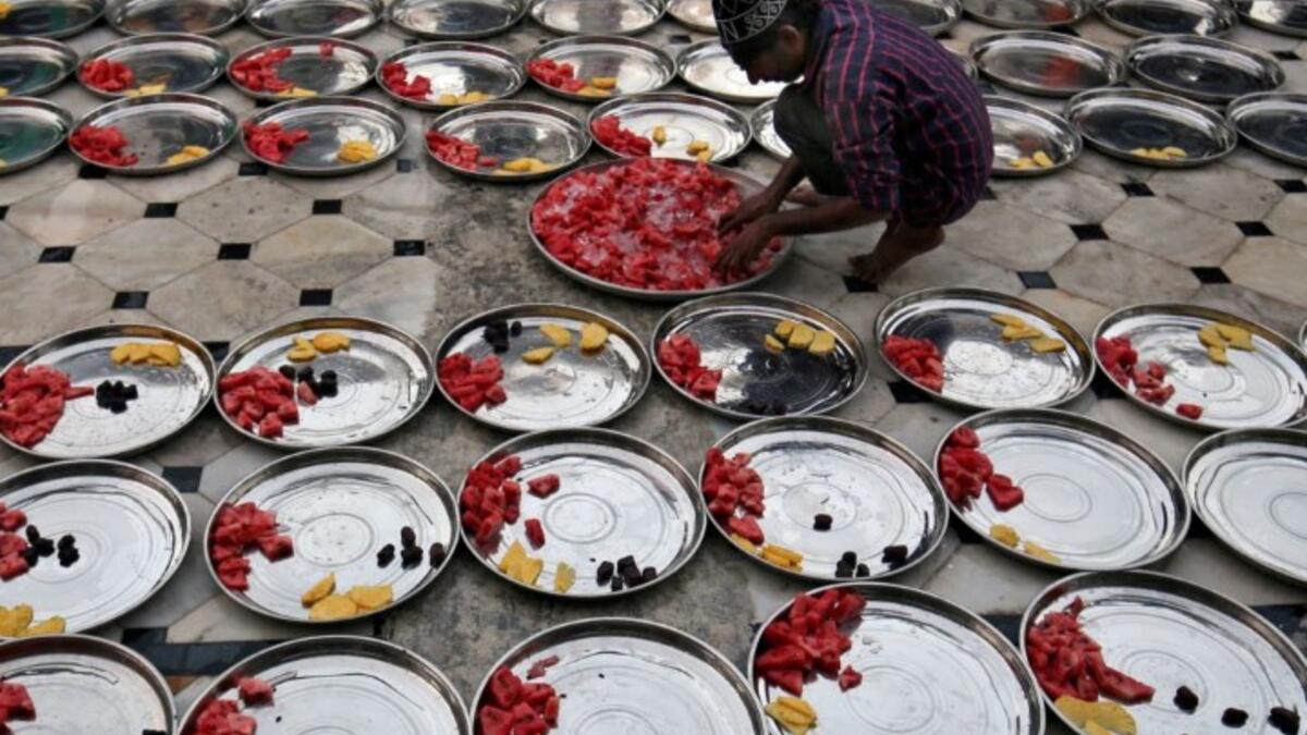 مسلم هندي يحضر وجبات الإفطار لعدد من الصائمين