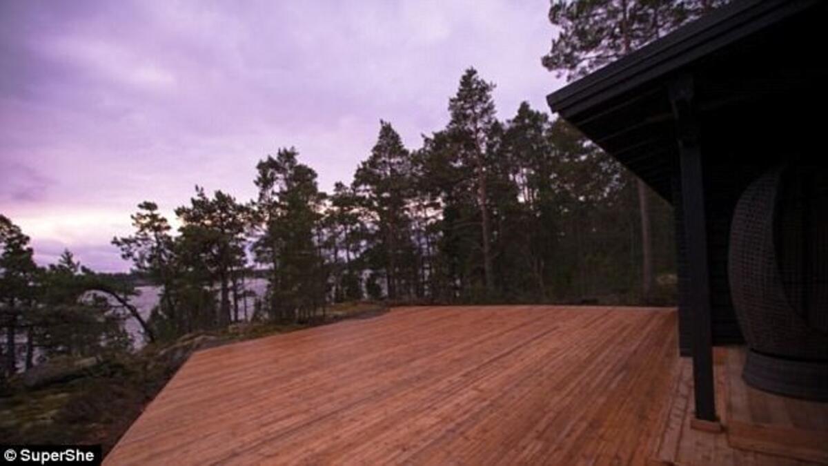 وستضم الجزيرة عشرات المقصورات على الشاطئ، كما سيتوافر جلسات يوغا ودورات لياقة بدنية فضلاً عن دروس بالطبخ.