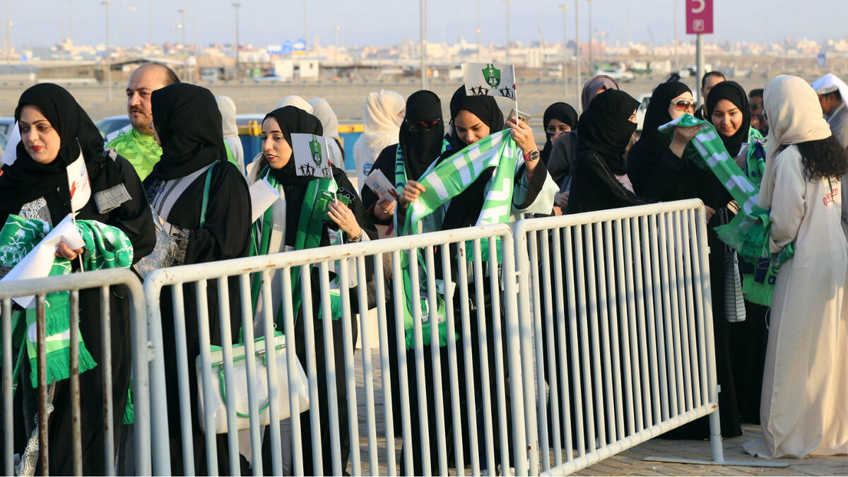 هيلة الفراج: أول معلقة رياضية في تاريخ الرياضة السعودية، وبدأت أولى تجربتها في عالم التعليق الرياضي خلال فعاليات كرة القدم النسائية الخليجية والتي انطلقت بالدمام في الفترة ما بين 1 وحتى 6 مارس الجاري.