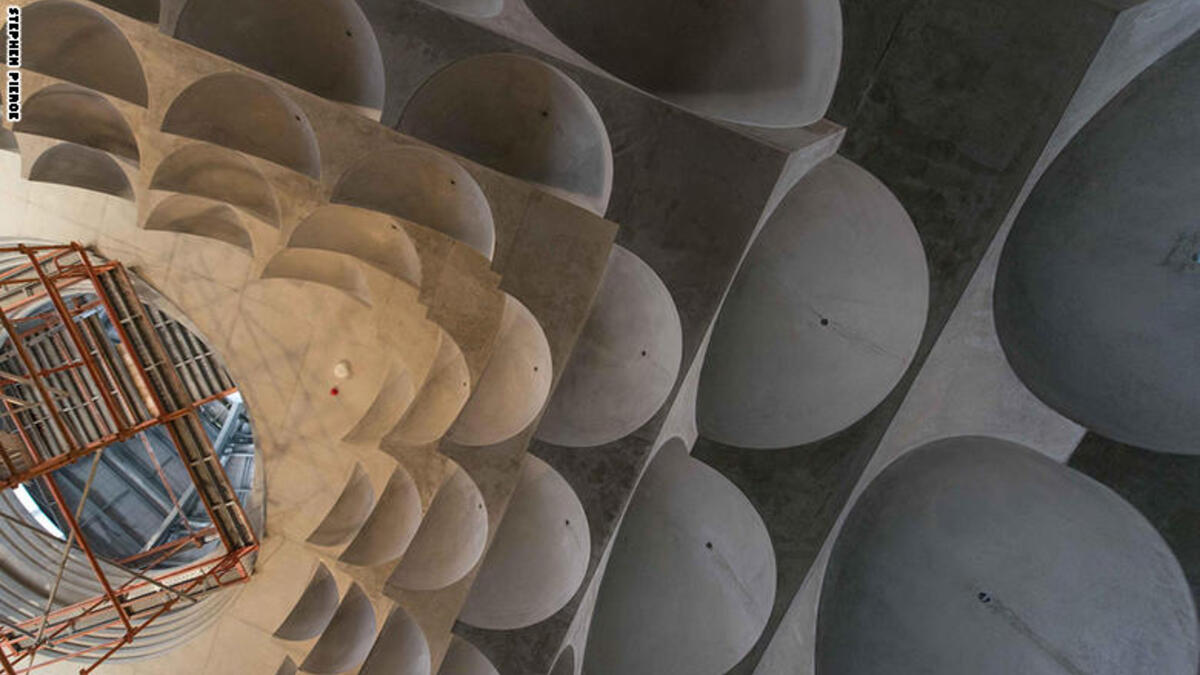 صمم كانداليباس مسجد "بانش بول،" الذي سيفتتح أبوابه في شهر رمضان خلال مايو/أيار المقبل من هذا العام، ليكون مكان تجمع مقدسًا، يمكن لجميع أفراد مجتمع المنطقة زياراته، بصرف النظر عن دياناتهم ومعتقداتهم.