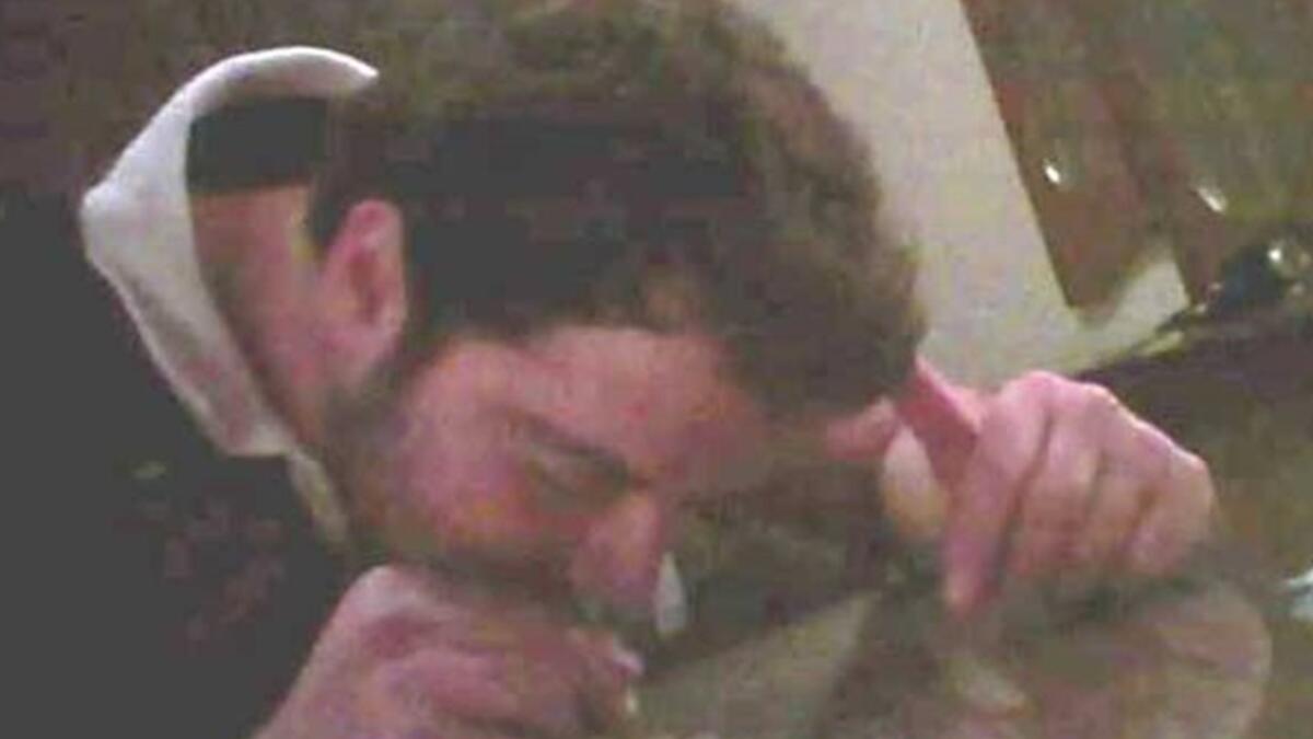 عامر زيان: ظهر في فيديو وهو يتعاطى الكوكايين، و يشجع صديقه على إقامة علاقة جنسية مع أحد حكام الخليج على أن يأخذ منه نسبة عمولة معينة.