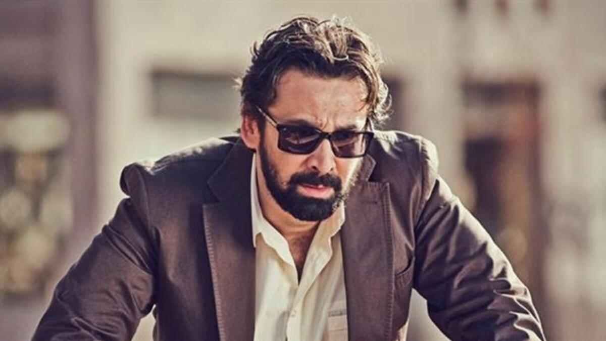 قبل أسبوع تقريبًا، انتشر خبر يُفيد بوفاة الفنان كريم عبدالعزيز لكن سرعان ما نفت الصفحة الرسمية له عبر "فيسبوك" ذلك، مبينة أنه مشغول بتصوير فيلمه الجديد "نادي الرجال السري".