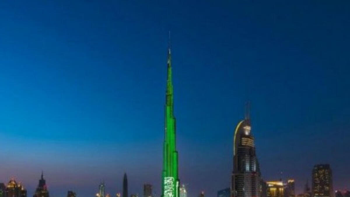 وتتضمن احتفالات دبي باليوم الوطني للمملكة، إضاءة المعالم الشهيرة خلال أيام 21 و22 و23 بألوان العلم السعودي، مثل برج خليفة، وتقدم نافورة دبي عرضها الراقص على أنغام عدد من المطربين السعوديين المشهورين.