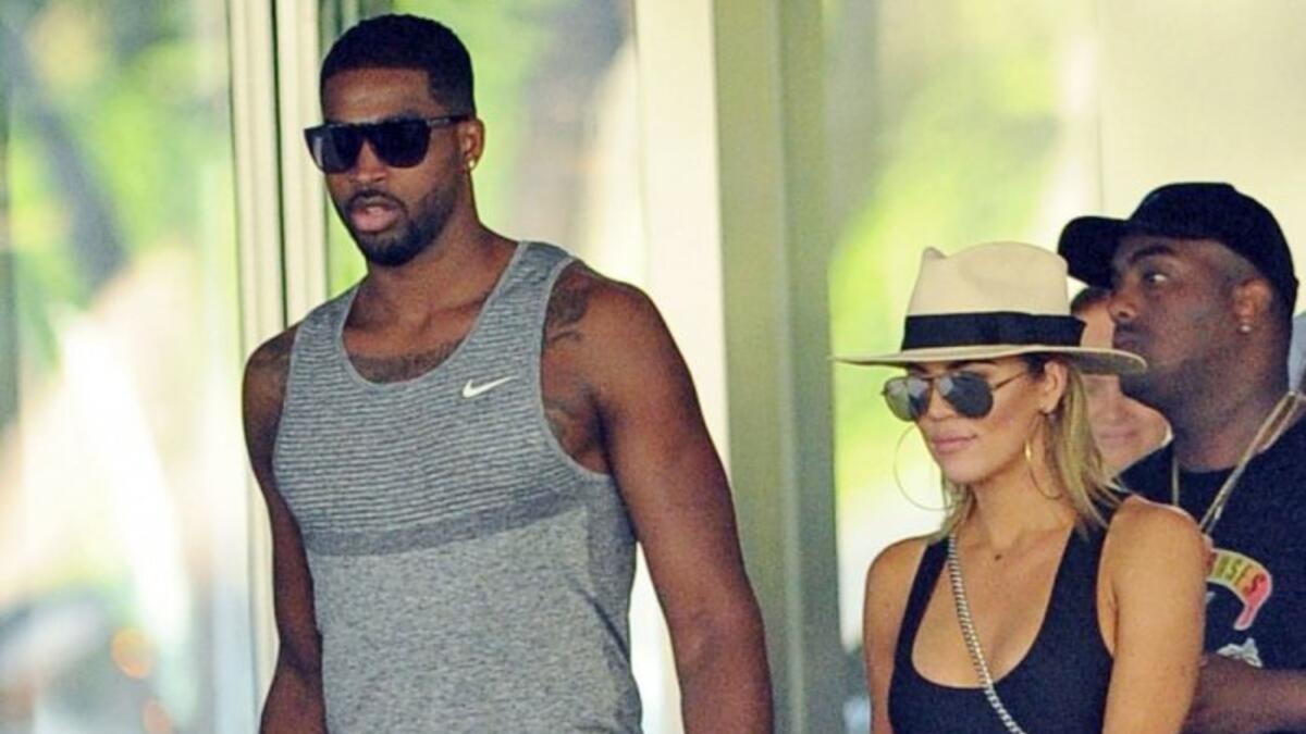 كلوي كارداشيان (33 عامًا) والمرتبطة بعلاقة مع تريستان تومسون لاعب كرة السلة في فريق كليفلاند كافالييرز حامل في الشهر الثالث بطفلها الأول، وكانت متزوجة من لاعب كرة السلة لامار أودوم من عام 2009 حتى 2015.