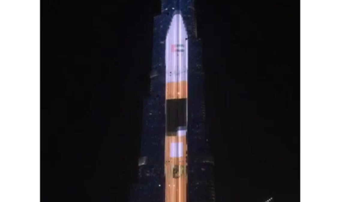 قبل ساعات من إطلاقه، أضاء برج خليفة أنواره بشكل مجسم يحاكي القمر "خليفة سات"، كما عرض صورة للقمر عبر شاشة تعمل بنظام الصمام الثنائي الباعث للضوء LED، مثبّتة على واجهة البرج.