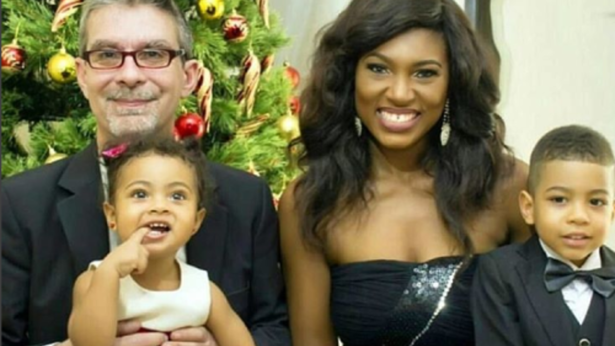 عائلة لديهم ابن وابنة يمتلكون خلطة جميلة من الأبوين