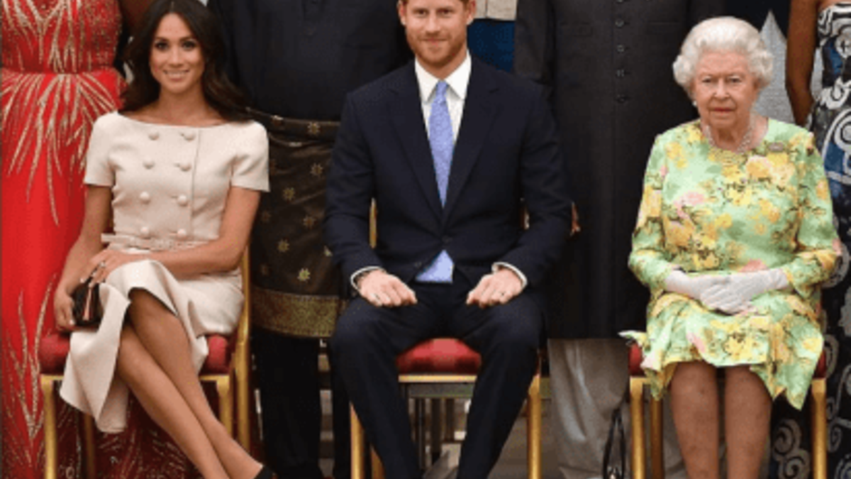 تشابك الساقين: كانت جميع الأنظار شاخصة إلى "ميغان"  خلال حضورها حفل استقبال القادة الشباب في قصر باكنغهام، خاصة بعد أن شبكت ساقيها عندما جلست؛ وهذه حركة قلّما يستعملها أحدٌ من أفراد العائلة المالكة.