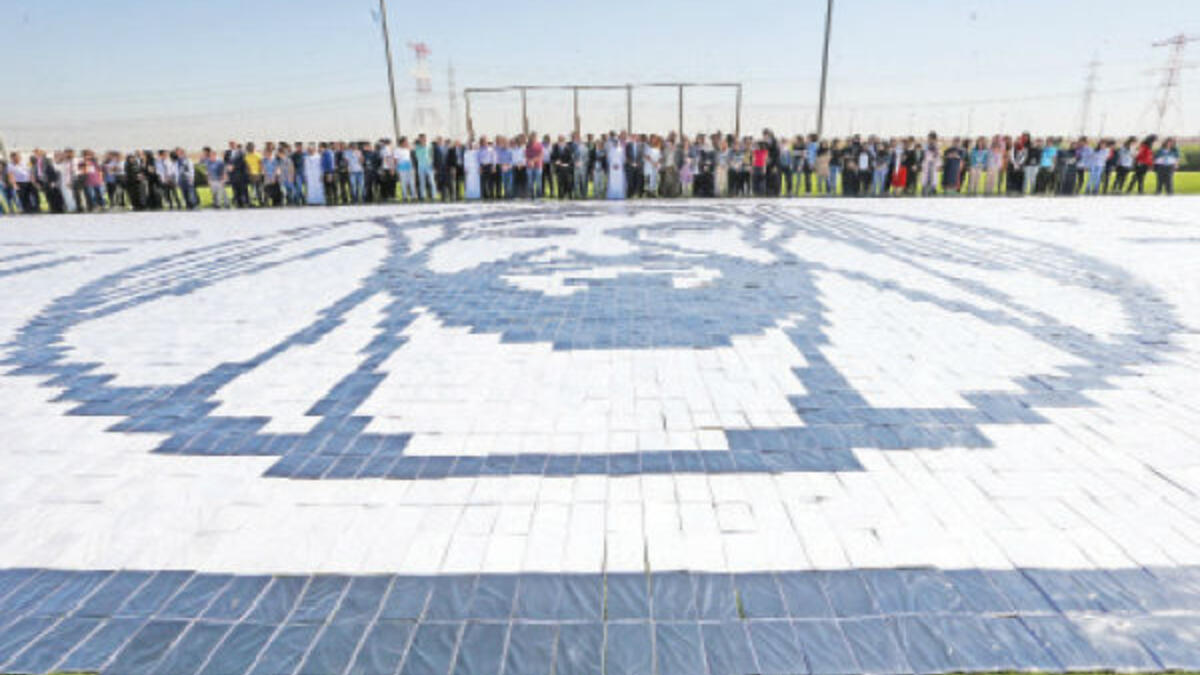 دخلت جامعة أبوظبي "غينيس" بتشكيل أكبر لوحة فسيفساء في العالم من الدفاتر مصنوعة من 25 ألف دفتر تجسيدًا لشعار عام زايد، بمساحة قدرها 702.82 متر مربع.