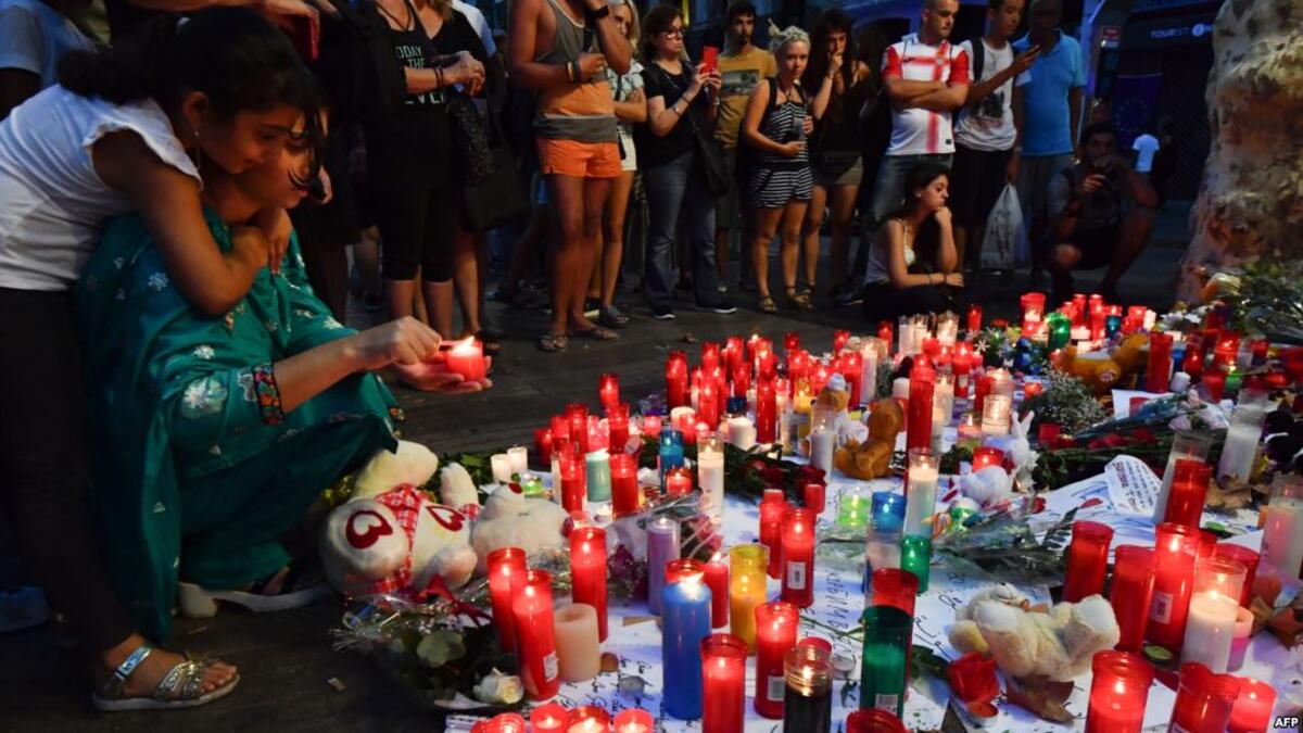 وشارك الآلاف صباح الجمعة في دقيقة صمت في الساحة الرئيسية في برشلونة تكريما لأرواح الضحايا. وشارك في المراسم الملك فليبي السادس ورئيس الوزراء ماريانو راخوي.