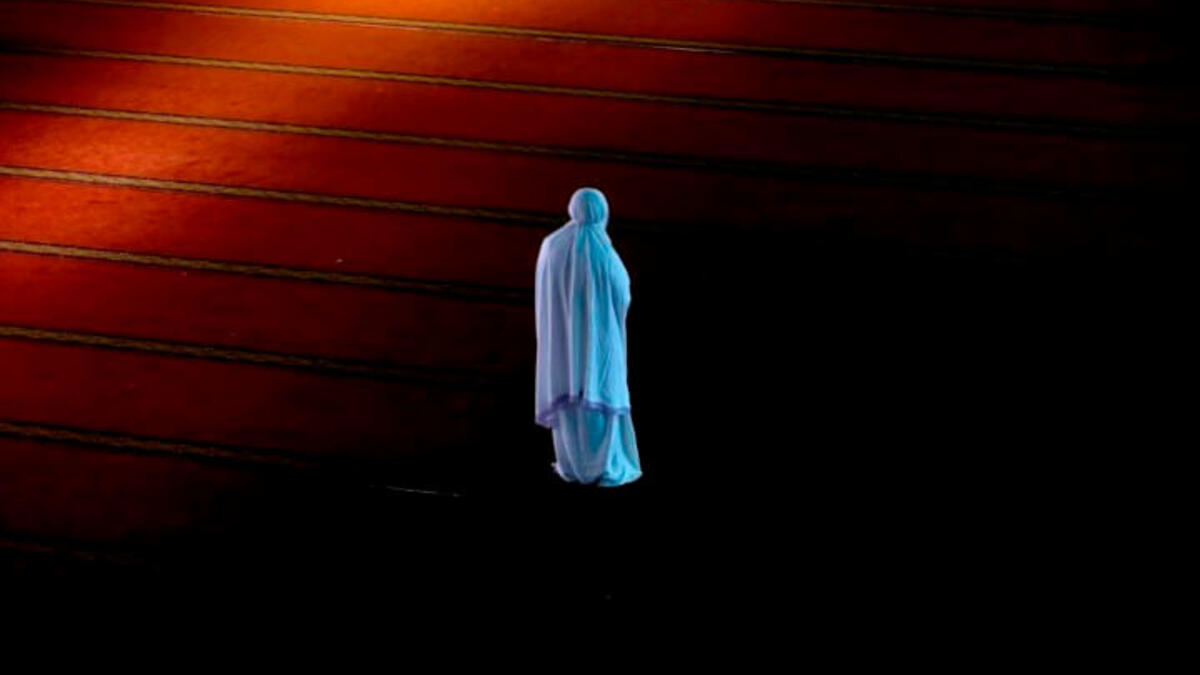 صورة مميزة لسيدة تؤدي الصلاة في مسجد الاستقلال في جاكرتا - إندونيسيا