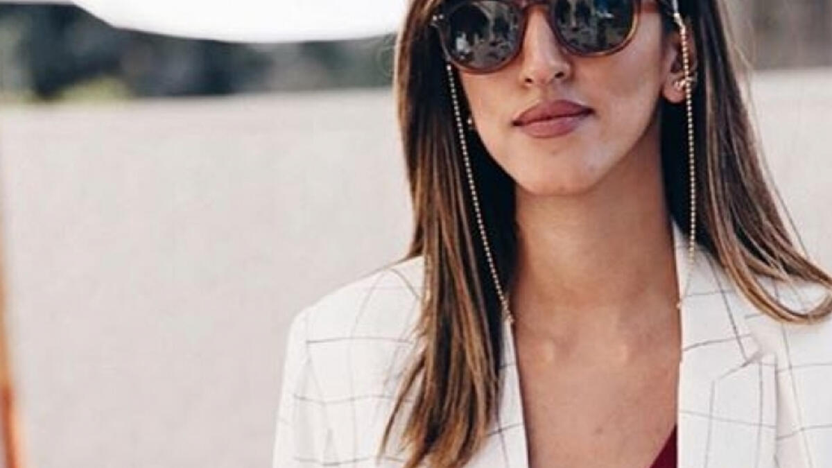 أروى البناوي: نشأت في جدّة، لكنّها أمضت وقتاً طويلاً أيضاً في سويسرا، ساهم السفر والتنقّل في تعزيز حبّها للموضة، وأخذت مصادر الإيحاء من أماكن متنوّعة ومختلفة. بدأت رحلتها في عالم الموضة، من خلال المدوّنة الخاصة بها، التي أسّستها في بلدها الأم.