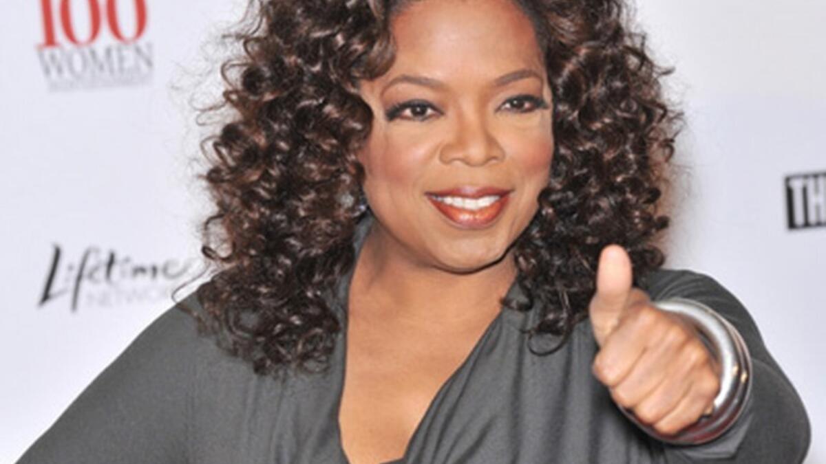 مشاهير اعلام وفن: أوبرا وينفري، جوليا روبرتس، وأنجيلينا جولي، مارلين مونرو، يستخدمن اليد اليسرى برغم أن الدراسات تشير إلى أن احتمالات أن يكون الأعسر رجلًا.