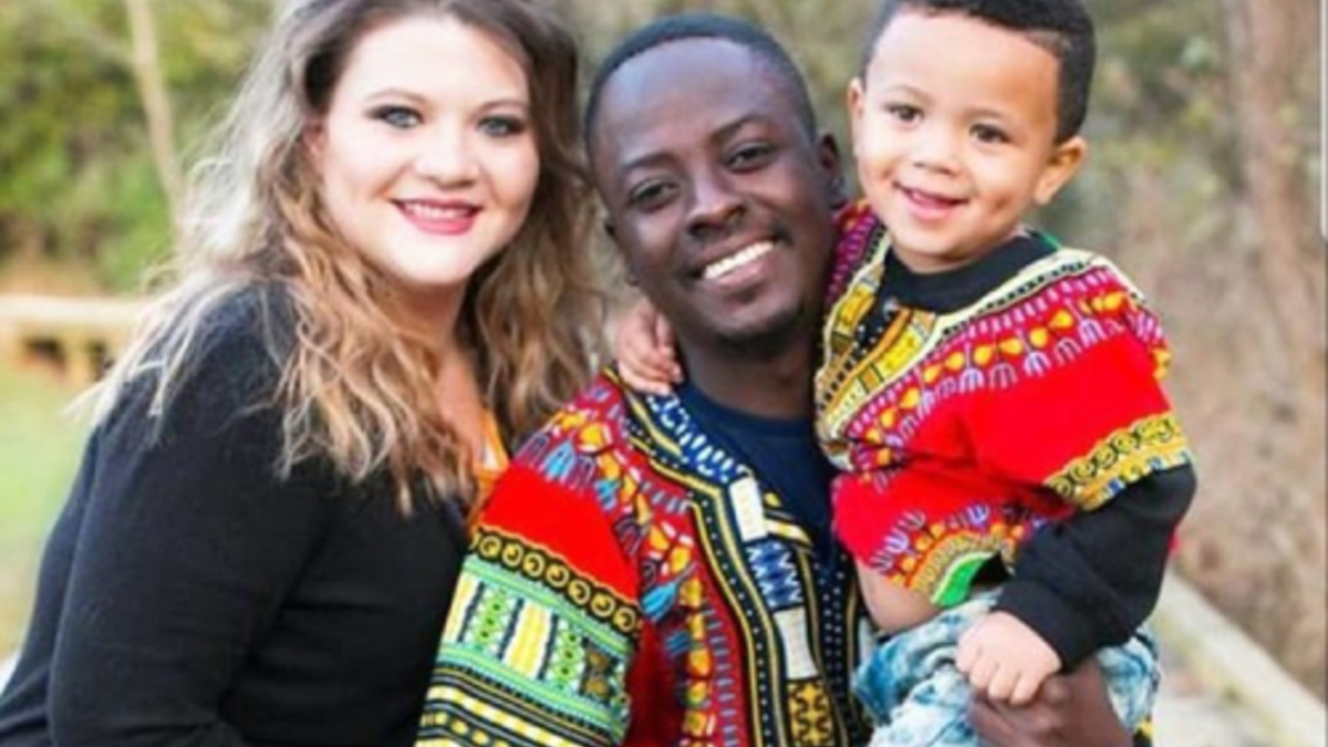 زوجين لديهم طفل بملامح الأب ولون الأم وغمازاتها