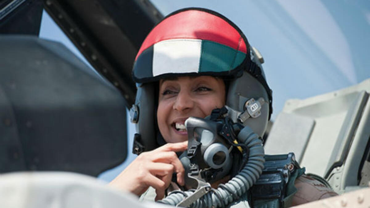مريم المنصوري أول إماراتية تقود طائرة حربية، حتى حصلت على جائزة الشيخ محمد بن راشد للتميز ضمن مجموعة حملت اسم «فخر الإمارات».