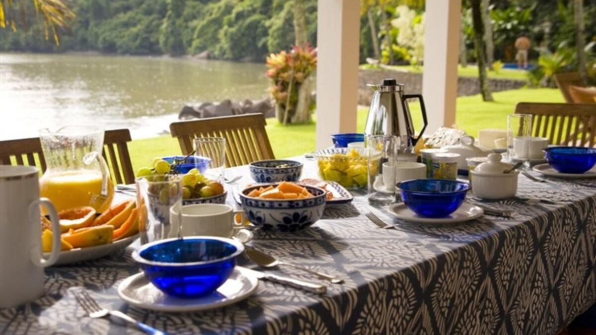 يميل الناس إلى الكرم الفياض في التنويعات وحشد المأكولات، والمفتاح يكون في الاعتدال باتجاه ذلك وعدم الميل للتبذير، بحيث ندرس الاحتياجات الغذائية الحقيقية لنا.