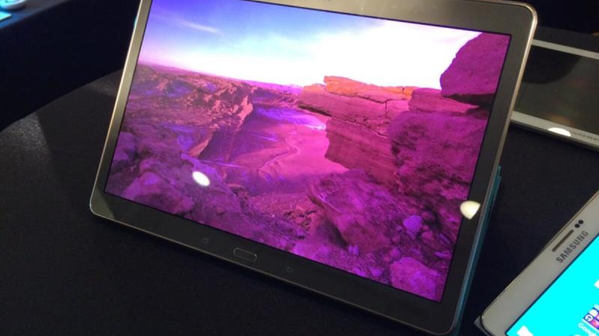 موقع "آركفست" المتخصص في تحليل تويتر أشار إلى أنه يستخدم جهازي "آيفون وغلاكسي تاب" في كتابة تغريداته، وهو ما يعني أنه "متنقل دائمًا" ولا يستخدم الحاسوب المكتبي، إضافة إلى أنه ينشط في الفترة المسائية ما بين 10 والـ12 ليلًا، ويومي الأربعاء والخميس.