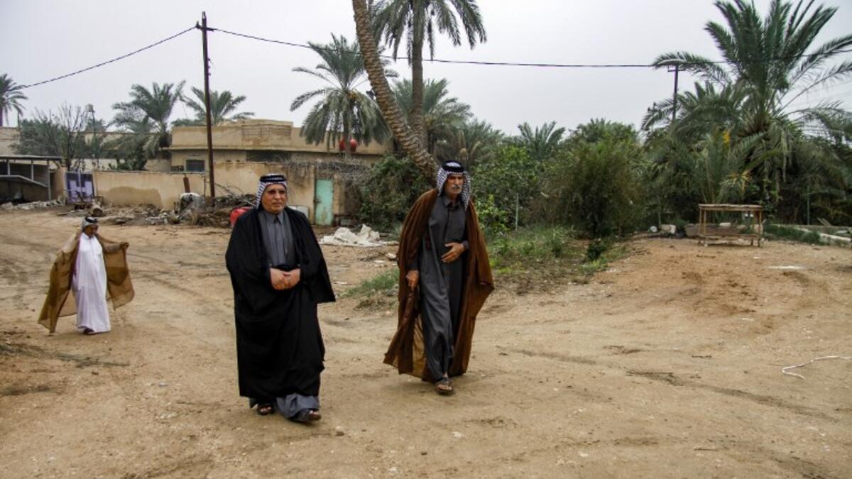 Members of an Iraqi clan gather walk towards a tent in the town of Mishkhab, south of Najaf on November 15, 2018. 
Haidar HAMDANI / AFP