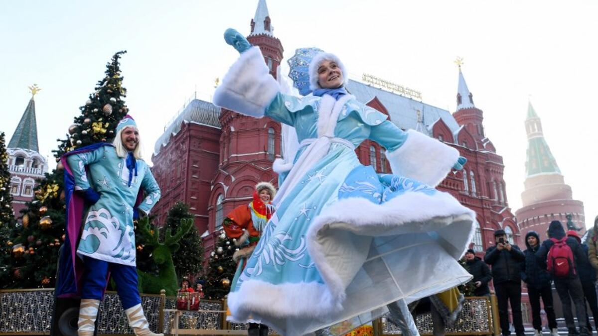 Artists perform on the Manezhnaya square decorated with festive lights for the upcoming holidays outside the Kremlin in central Moscow on December 17, 2018. 
Kirill KUDRYAVTSEV / AFP