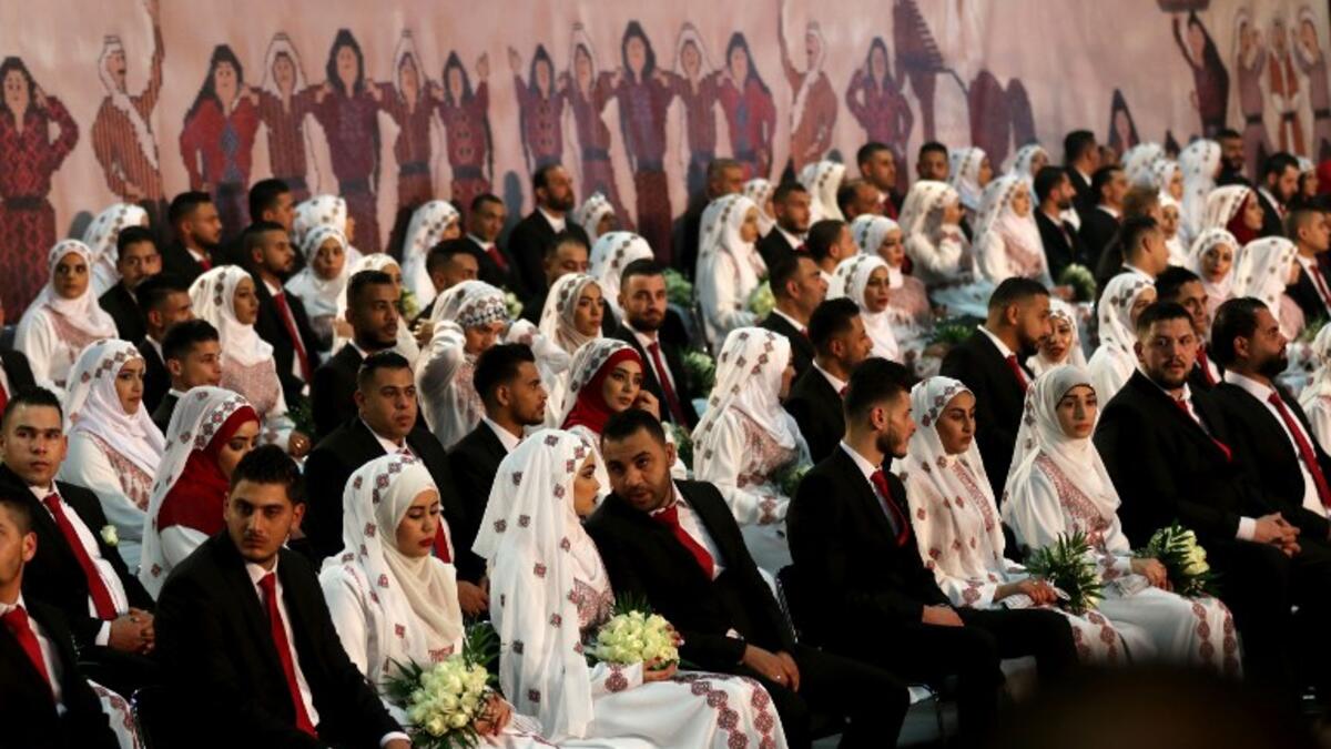 Newly-wed couples are seen during a mass wedding ceremony for 150 Palestinian couples and 50 other Lebanese couples, 
Mahmoud ZAYYAT / AFP