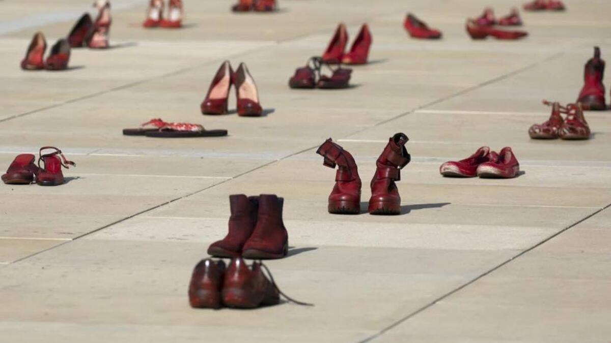 Installation of red shoes during a rally against domestic violence in the Israeli coastal city of Tel Aviv on December 4, 2018 (Twitter)