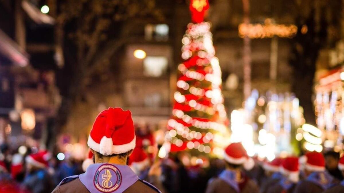 People dressed as Santa Clausand (Jalal Ibrahim Photography, Twitter)