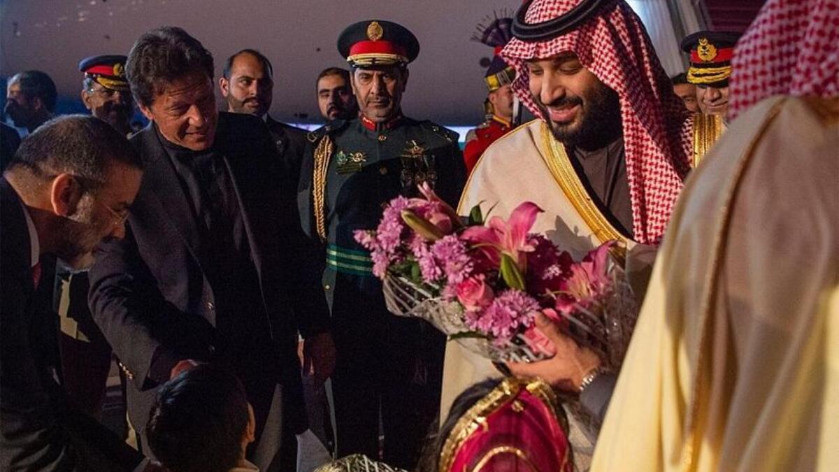 Saudi Arabia's Crown Prince Mohammed Bin Salman warmly welcomed by Pakistan's Prime Minister Imran Khan (Twitter)