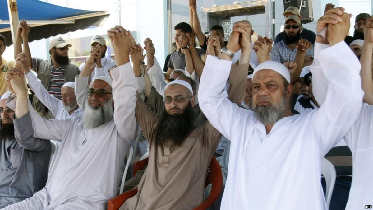 أشرف الأسير على مشاركة أتباعه في القتال إلى جانب المعارضة المسلحة في سوريا ردا على مشاركة مقاتلي حزب الله في العمليات العسكرية التي يشنها الجيش السوري ضد المسلحين.