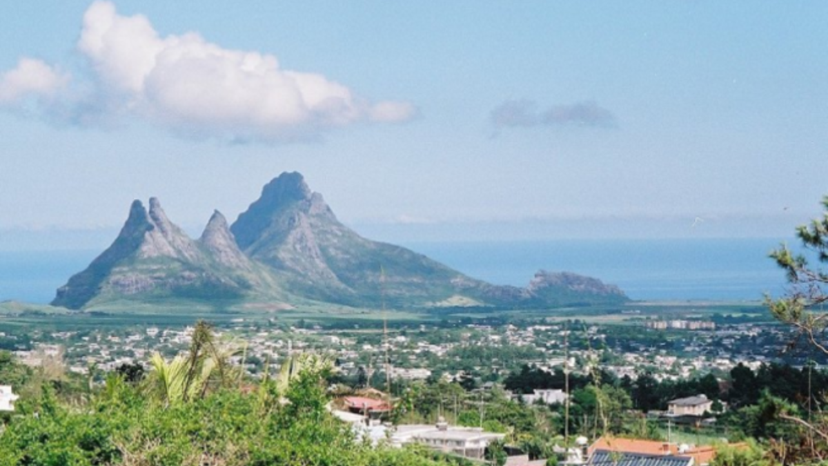 وأتت جزر القمر سادساً وذلك بسبب عدم توافر أي من عناصر تهديد سياسية أو اقتصادية أو اجتماعية أو أمنية أو صحية على سكان العاصمة موروني. حيث إن موروني بموقعها الجغرافي بإفريقيا بعيدة عن الصراعات السياسية ولم تقحم موروني نفسها كطرف في أي صراع سياسي عربي.