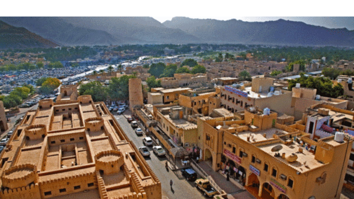 في المرتبة الرابعة أتت عُمان التي صُنِّـف الأمان لديها بالجيد والمخاطر لديها بالمتدنية وذلك لعدم تسجيل أي مخاطر أمنية أو سياسية أو إرهابية أو اقتصادية أو اجتماعية أو صحية بمسقط، فهي سياسيا لا تتدخل كثيرا في الأزمات الإقليمية وتنحو منهج الحياد.