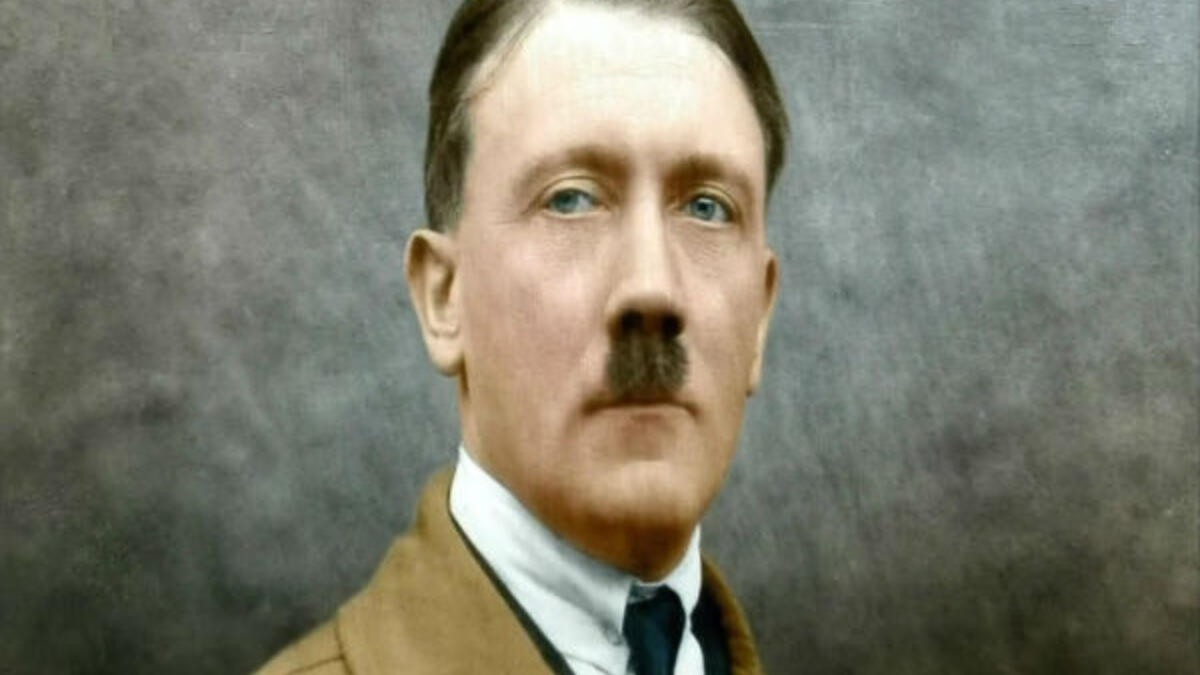 أدولف هتلر:
حكم ألمانيا في الفترة ما بين عامي 1933 و1945 لكنه كان يغلق باب غرفته على نفسه بالمفتاح، عندما يبيت الليل وحده، وكان لا يستطيع النوم إلا بتناول الحبوب المنومة بسبب مخاوفه وهلعه من الوحدة ليلًا، وفسر علماء النفس هذه بمرض "الخوف الطفولي".