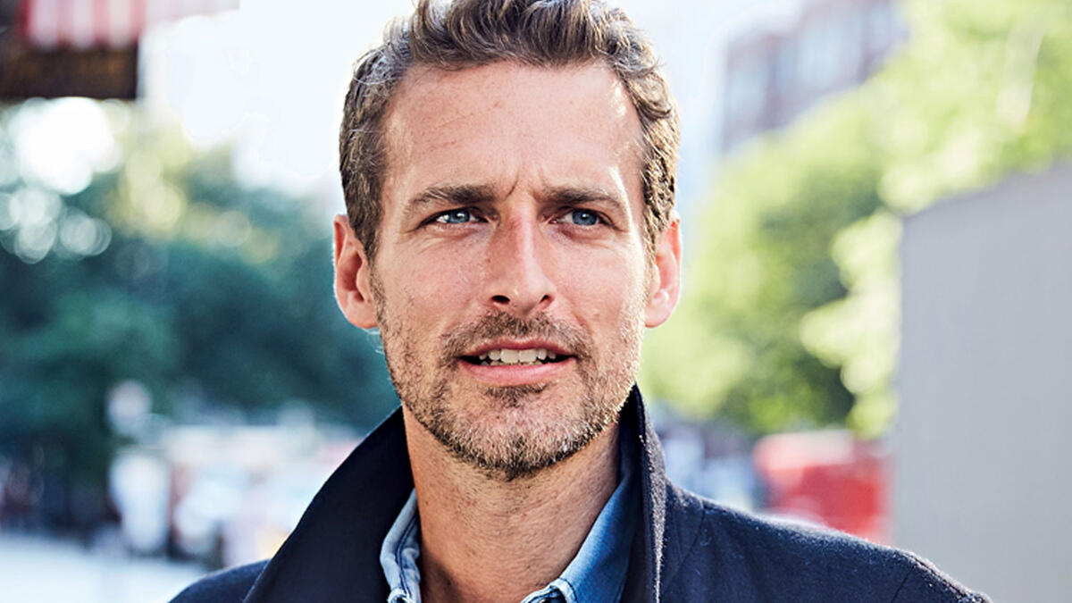 المصور: اختار العروسان المصور "أليكسي لوبوميرسكي" لتصوير حفل الزفاف الملكي وهو من قام بتصويرهما في الخطوبة.