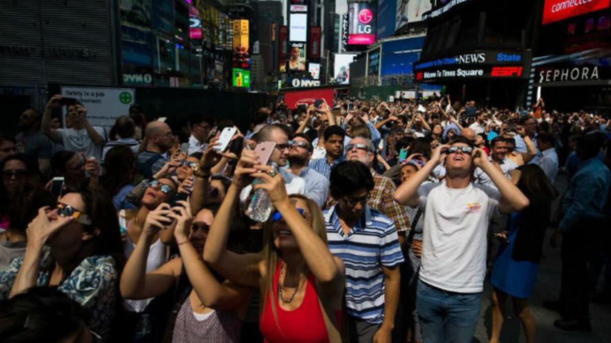 وبحسب تقديرات الخبراء (من مؤسسة تشالنغر غراي آند كريسماس) فإن الكسوف كبّد الشركات الأميركية خسائر في الإنتاج تقدّر بنحو 700 مليون دولار نتيجة الدقائق التي قطعها العمال من أوقاتهم لمتابعة هذا الحدث.