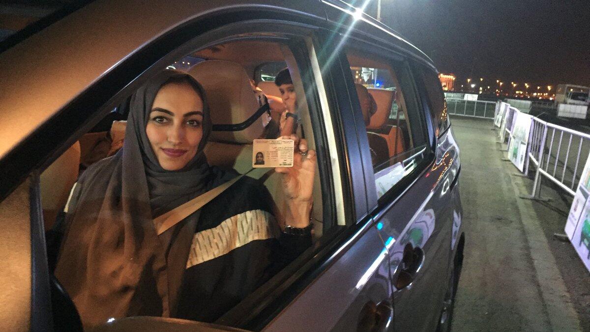 With the kids in the back - great to see women driving in Saudi. But not to forget that several of those who campaigned for this remain in prison. (Twitter)