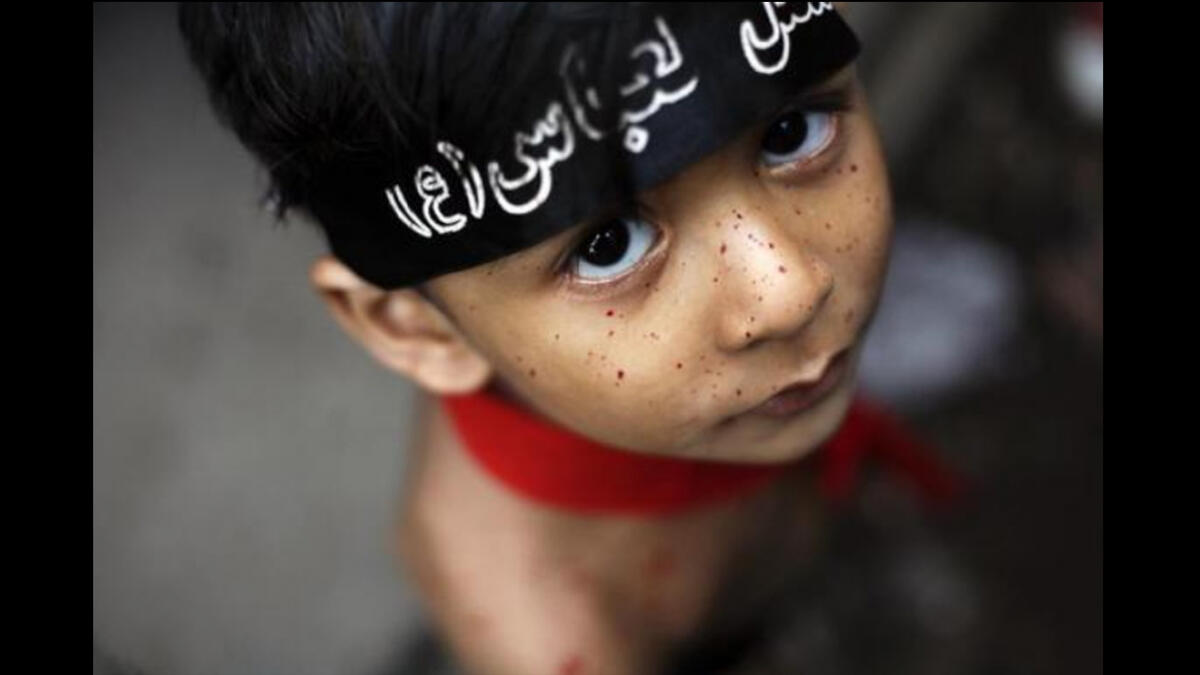 وأيضا وفقا للمسيحية كانت معاناة المسيح في موته واكتملت وانتهت بصلبه في حين أن معاناة وتوبة الشيعة سوف تستمر ليوم القيامة وذلك لمغفرة كل ذنوب الشيعة