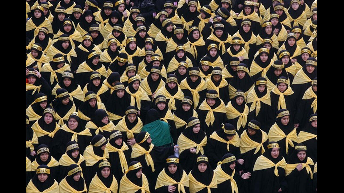 مجموعة تحتفل بمعاناة الحسين بارتداء الملابس السوداء وعزف الألحان والأناشيد والعروض المسرحية والمواكب في الشوارع والميادين ومجموعة تجلد نفسها بالسيوف والسلاسل على منطقة الصدر والظهر.