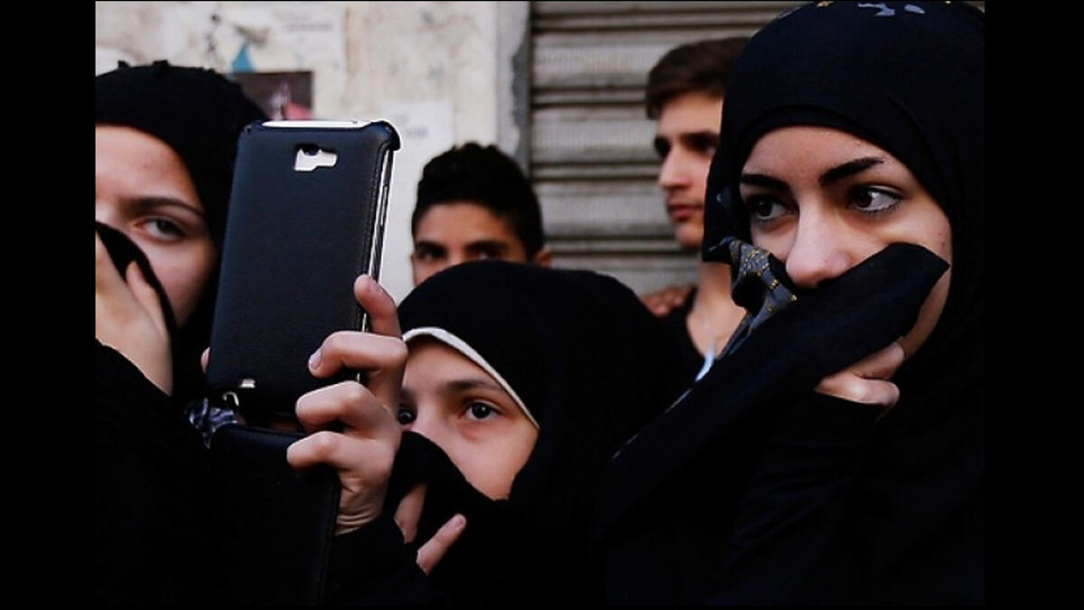 يرى الشيعة بأن صيام يوم عاشوراء مكروهاً ، ويكتفى الإمتناع فيه عن الماء ، تشبها بعطش الحسين وآل بيته في ذلك اليوم ، أما السنة فيستحب عندهم صيام هذا اليوم.