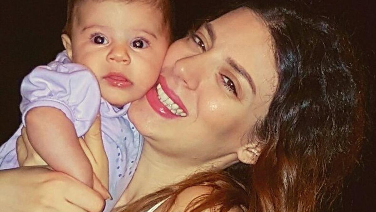 نشرت الفنّانة التونسيّة بهاء الكافي عبر حسابها الرسمي على “انستغرام” صورة لها، برفقة طفلتها جويا، التي ظهرت ملامح وجهها شبيهة بعض الشيء بوالدتها. وعلّقت بهاء على الصورة، وكتبت: “عالسلامة.. جمعة مباركة ليكم الكل مني ومن جويا.. توحشتكم.”