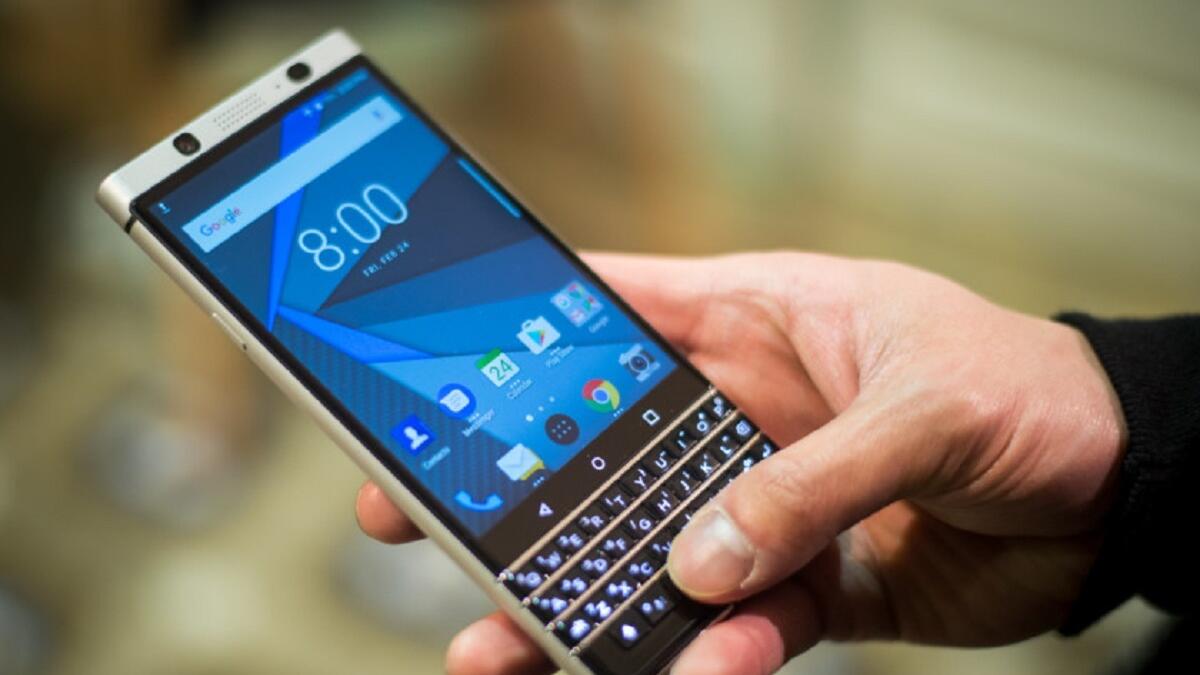 BlackBerry KEYone : 
سيكون مزودًا بلوحة مفاتيح كاملة في عودة إلى البداية، وسيأتي مع شاشة بحجم 5.5 إنش بدقة وضوح 1280 × 720 بيكسل، وسيضم معالجا من كوالكوم من نوع Snapdragon 425، بالإضافة إلى 4 جيجابايت من ذاكرة الوصول العشوائية، مع مساحة تخزين داخلية 32 جيجابايت.