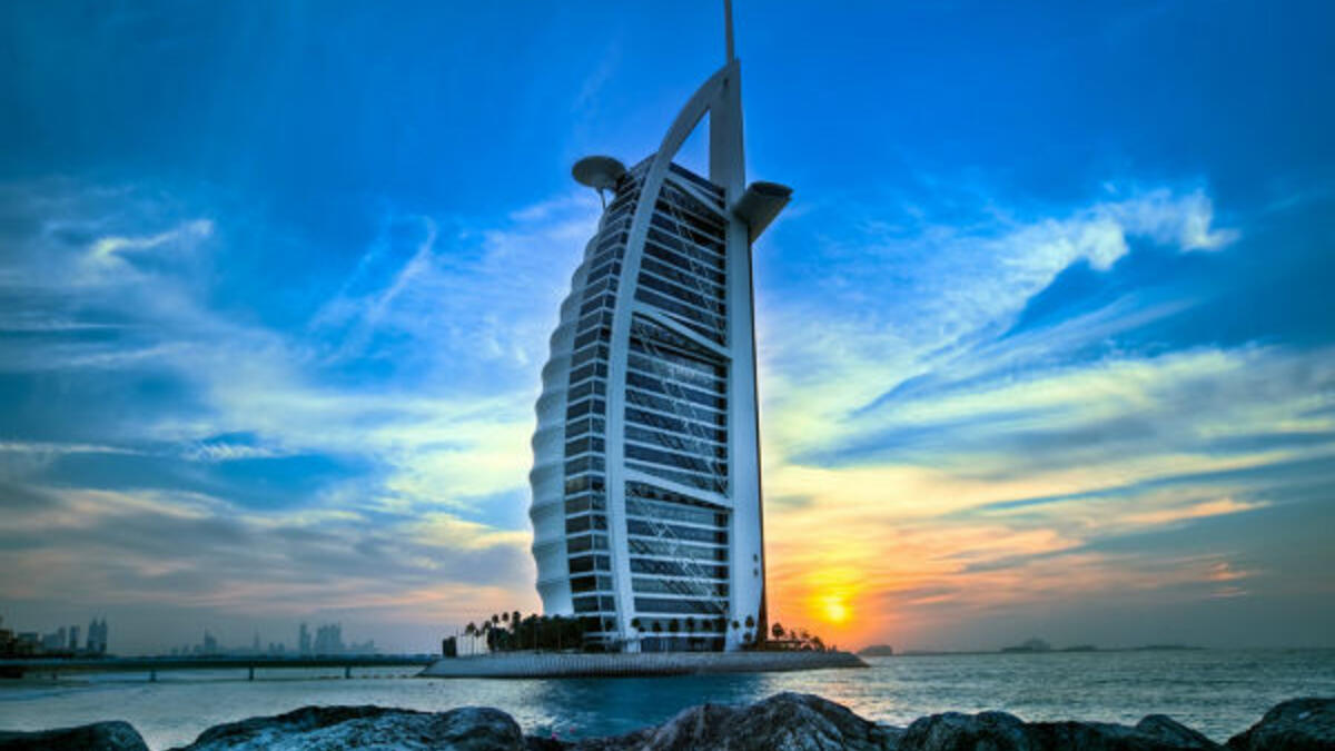 عام 1999، افتتح مشروع فندق برج العرب الذي أنشئ على جزيرة اصطناعية تبعد مئة متر عن شاطىء البحر، وفي 2001 افتتح مشروع جزيرة النخلة، وهو مشروع منتجع يتألف من ثلاث جزر صناعية بنيت على ساحل دبي.