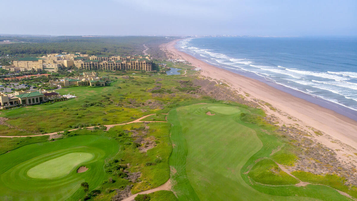 Set alongside a long stretch of the Atlantic Ocean, Mazagan Beach & Golf Resort is a par-72, 18 holes links golf course designed by the legendary Gary Player. Following the gentle curves and slopes of the dunes, the course was created with an aim to respect the environment by preserving the land’s natural features.