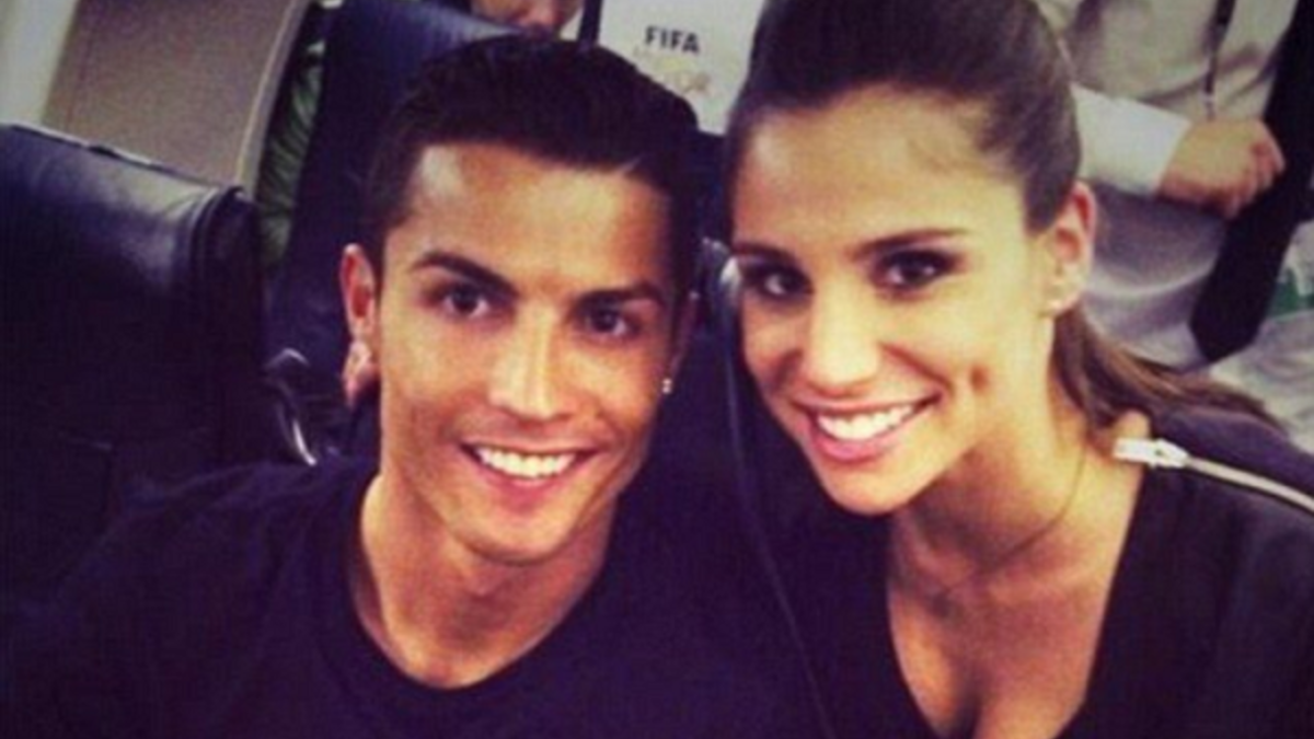 لوسيا فيالون: بدأت علاقتها برونالدو بعد انفصاله عن إيرينا شايك أي عام 2015، كانت حينها تعمل صحفية في التلفزيون الإسباني لتغطية أخبار نادي ريال مدريد، لكنهما انفصلا بعد فترة وجيزة.