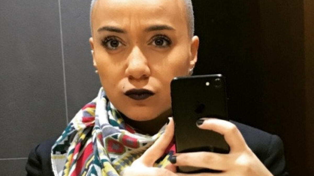 احتفلت الفنانة مايا دياب بعيد ميلاد شقيقتها ونشرت صور لها عبر إنستغرام وظهرت شقيقة دياب ،أكثر جرأة منها حيث قامت بحلاقة جوانب شعرها كاملة واكتفت بمنطقة الوسط فقط.