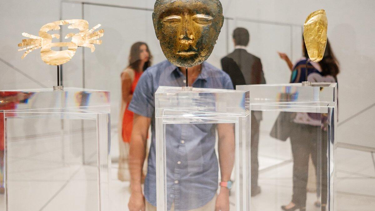 The Louvre Visitors looking at exhibits (Twitter)