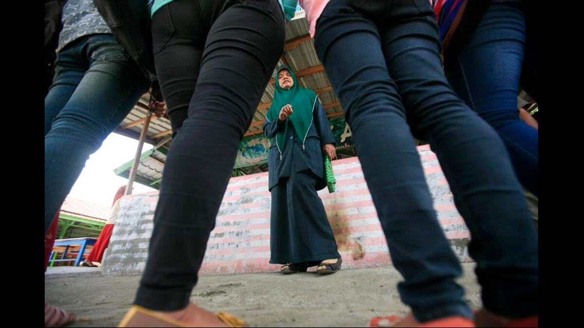 منذ سنوات عديدة لم يكن هناك "بناطيل جينز" وحتى الرجال في البداية واجهوا انتقادات عند ارتدائهم البناطيل، فكيف المرأة؟! وخصوصاً المحجبة؟ إلا اننا مع تطور الأيام  أصبح موضوع "البناطيل" ثانوي وطبيعي ولا يثير أي جدل، المهم أن لا يكون ضيقاً بالنسبة للمحجبة!